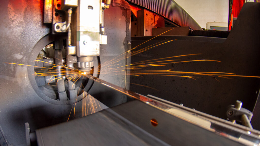 Acessório para vidro sendo fabricado em máquina de corte a laser.