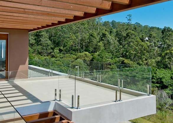 Guarda-corpo de vidro sacada com torres de aço inox.