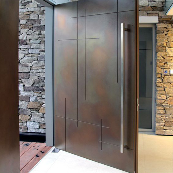 Porta pivotante com puxador em aço inox.