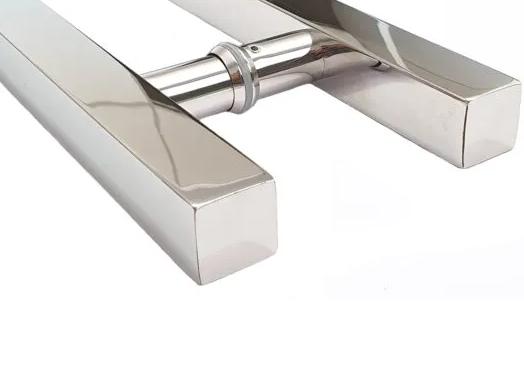Puxador de porta pivotante em aço inox polido.