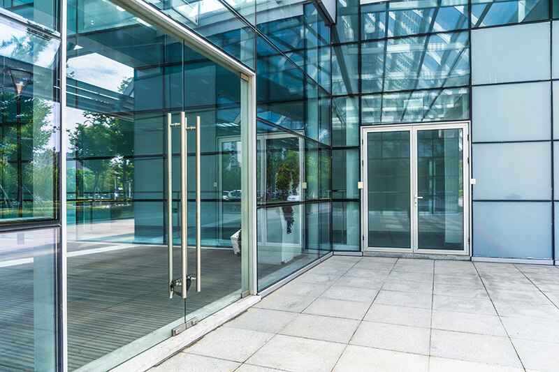 Porta de entrada de prédio com mola de piso.