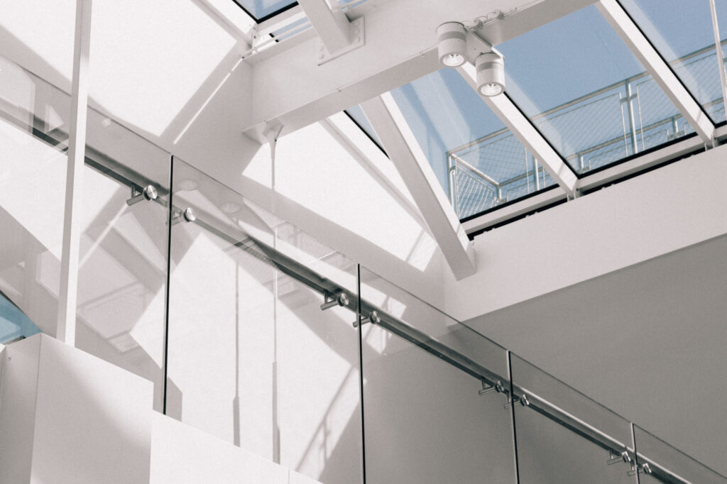 interior-edificio-moderno-guarda-corpo-vidro